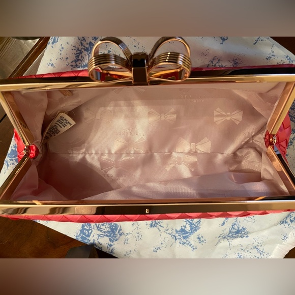 Bright pink clutch - Picture 3 of 4